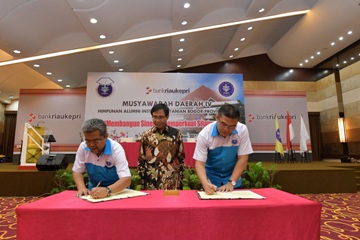 Himpunan Alumni IPB-Bank Riau Kepri Teken MoU